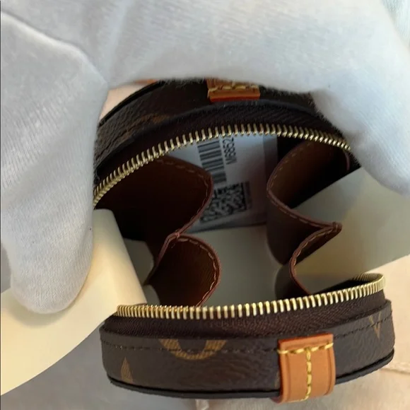 Louis Vuitton Monogram Round Case - Picture 10 of 13